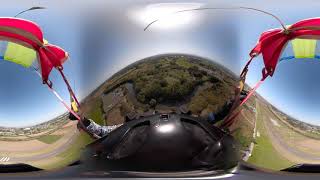 パラシュートで大空を遊泳 着地の瞬間の様子をVR動画で体験