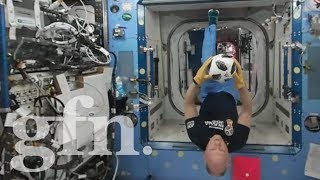 宇宙ステーションISSで無重力サッカーで遊んじゃうVR動画